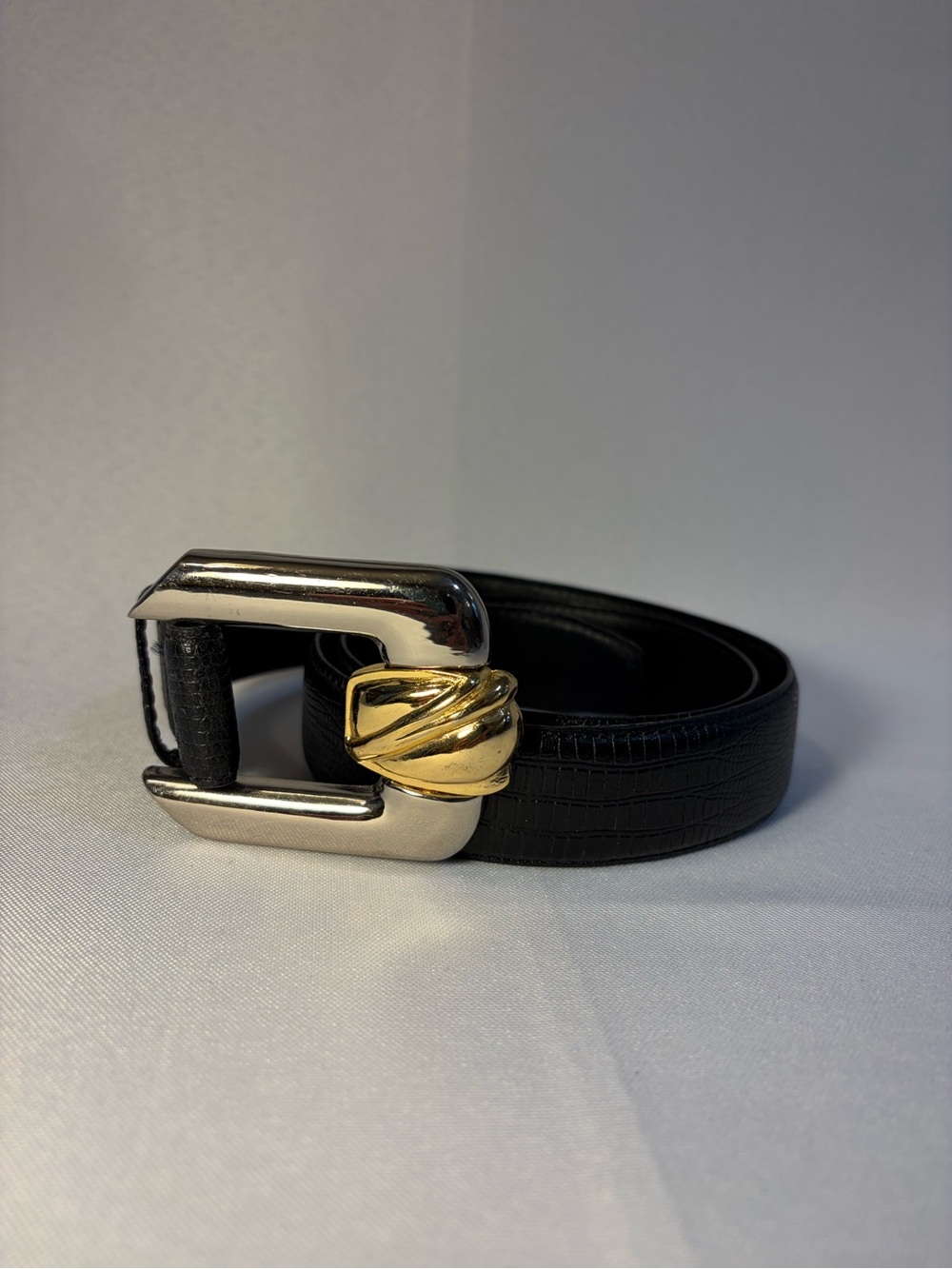 Women's Black Genuine Leather Belt with Dual-Tone Sculpted Buckle